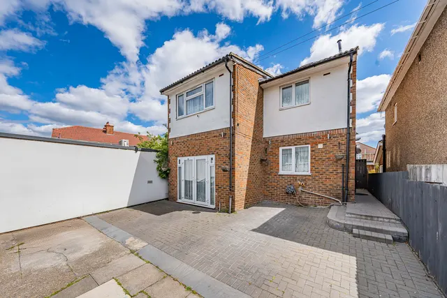 Mount Avenue, Southall, photo 1