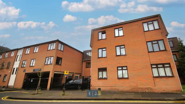 Savill Row, Woodford Green, IG8, photo 1