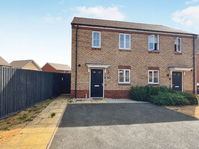 Spitfire Road, Southam, photo 1