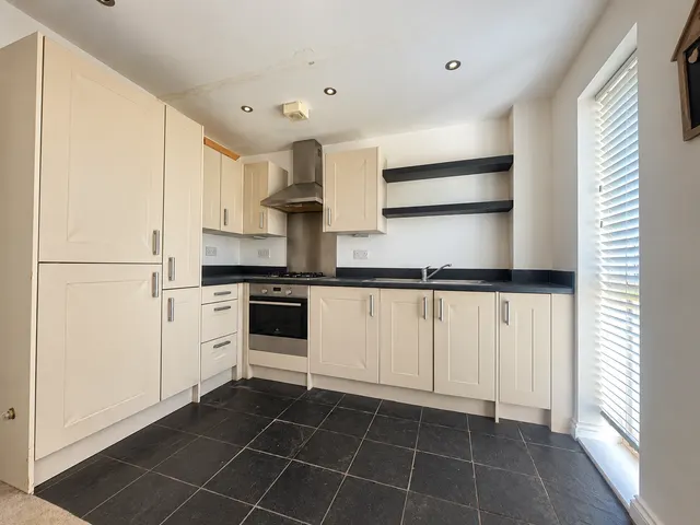 Ground floor apartment in Leybourne Chase, ME19, photo 3