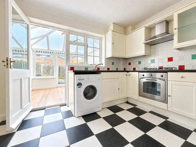 Cooper Way, Slough, photo 3