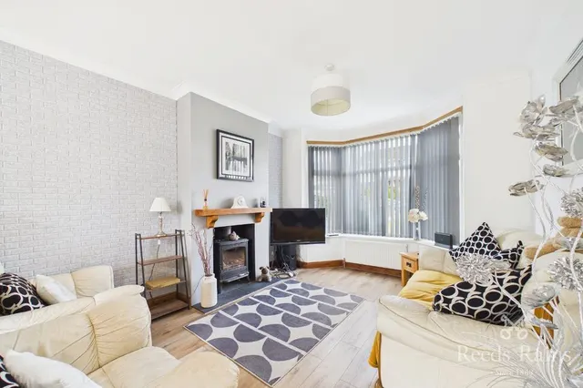 Woodfield Avenue, Hyde, SK14, photo 2