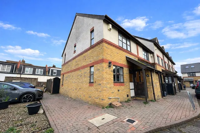 Burleigh Walk, London, SE6, photo 1