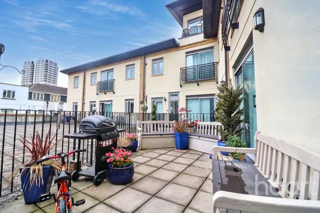 Holbrook Way, Swindon, SN1, photo 1