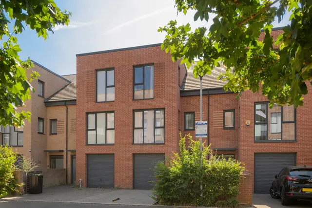 Reynard Way, Brentford, TW8, photo 1