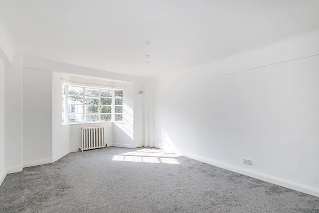 Streatham Hill Corner Fielde, SW2, photo 1