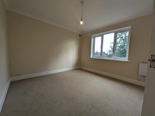 Woodlands Road, RH1, photo 3