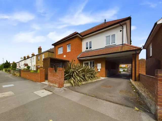 Ashford, Surrey, photo 1