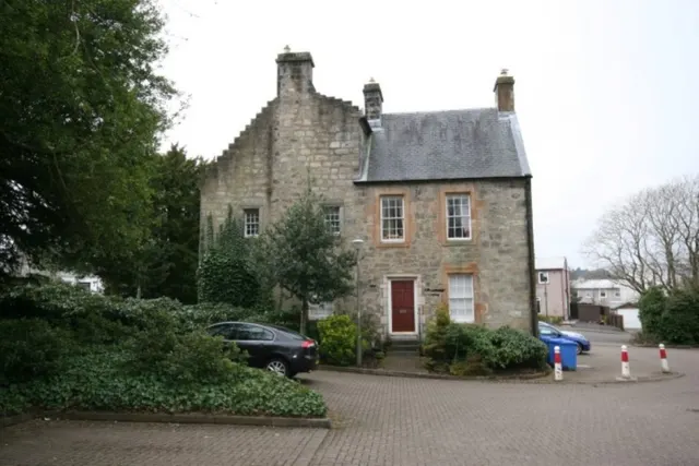 Photo 3 — 4 Auldhouse Court
