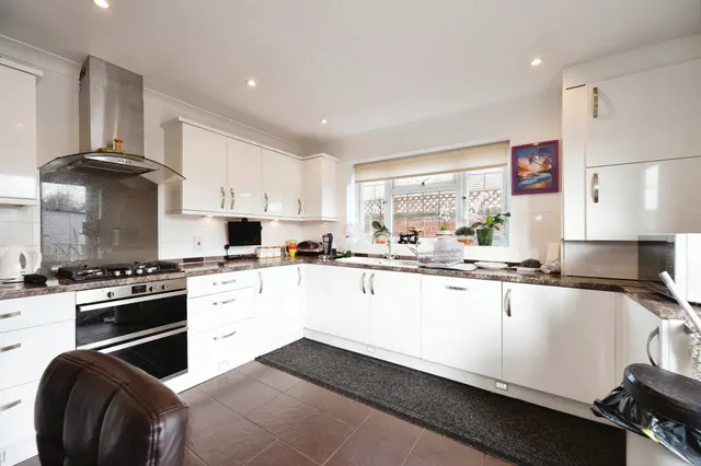 Marshall Road, Hayling Island, PO11, photo 3
