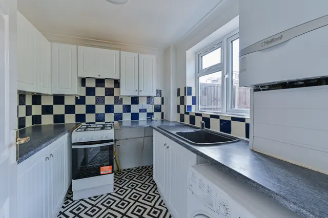 Mitcham, CR4, photo 3