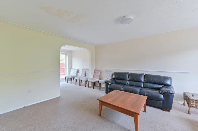 Mitcham, CR4, photo 2