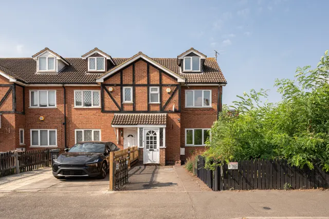 Mitcham, CR4, photo 1