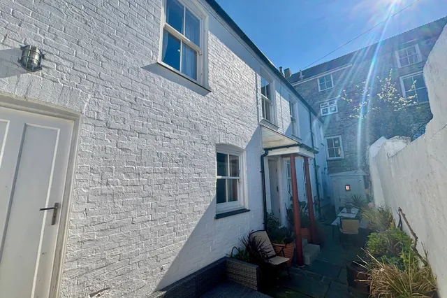 St. Gluvias Street, Penryn, TR10, photo 3