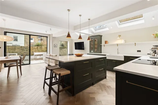Tooting Bec Road, London, SW17, photo 1