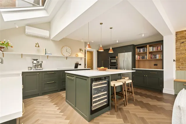 Tooting Bec Road, London, SW17, photo 3