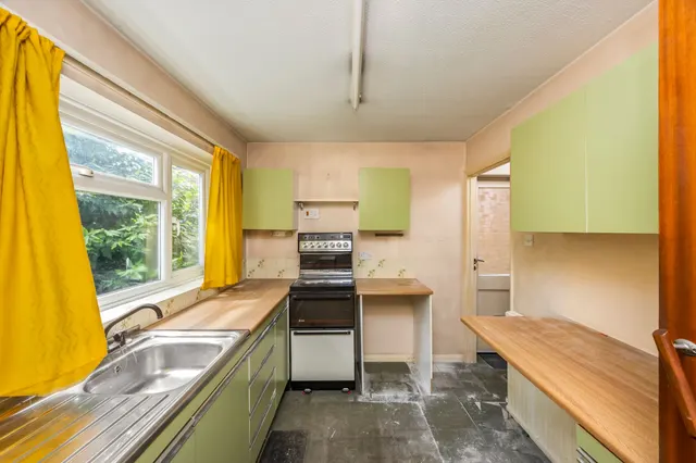 Swindon Road, Horsham, RH12, photo 2