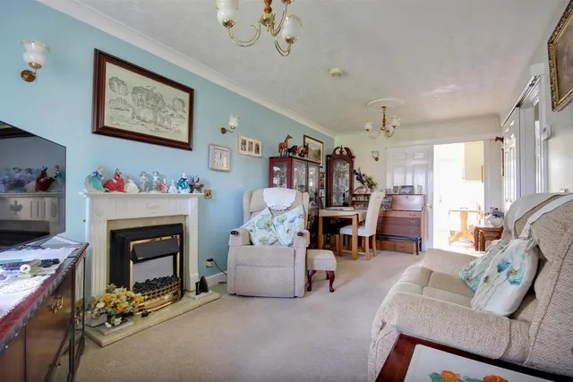 Photo 2 — Beverley Road, Willerby, Hull