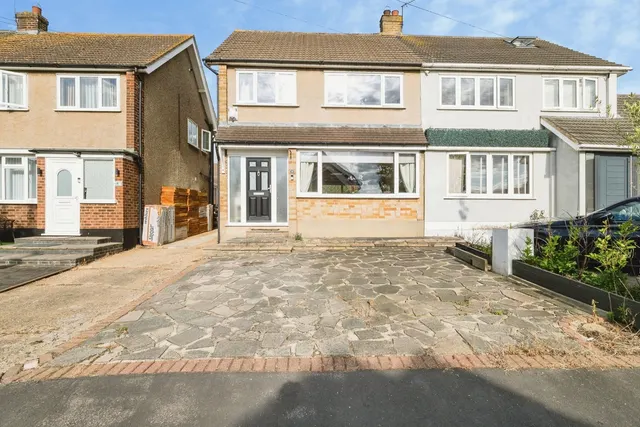 Surrey Drive, Hornchurch, RM11, photo 1