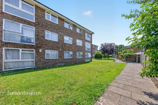 Mortlake Close, Croydon, photo 1