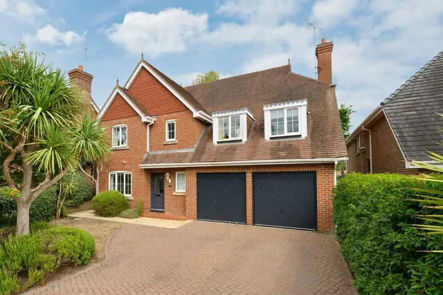 Lower Sand Hills, Long Ditton, Surbiton, Surrey, KT6 6RP, photo 1