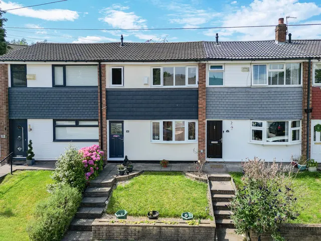 Turfland Avenue Royton, Oldham OL2 6EN, photo 1