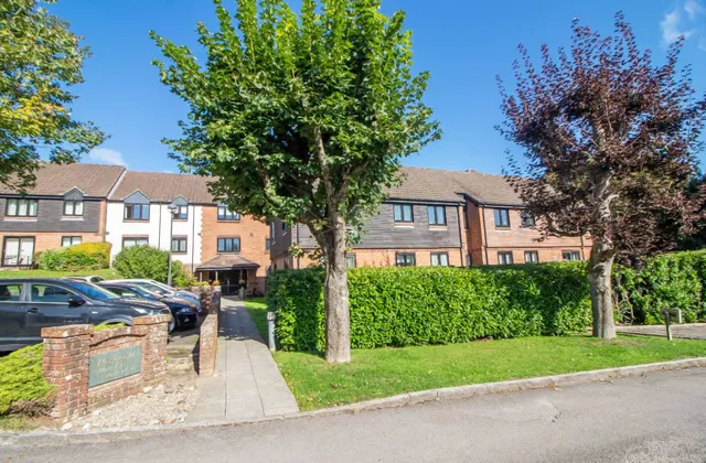 Havant Road, Horndean, Waterlooville, PO8 0XA, photo 1