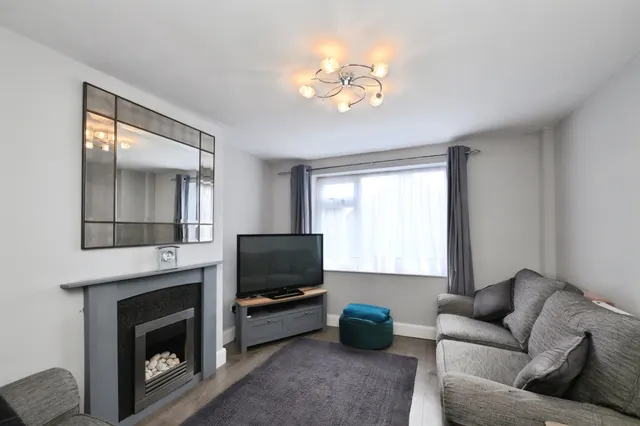 Photo 2 — Wavell Close, Cheshunt, Waltham Cross