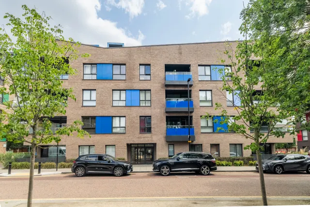 Photo 2 — 14 Peartree Way, London, SE10