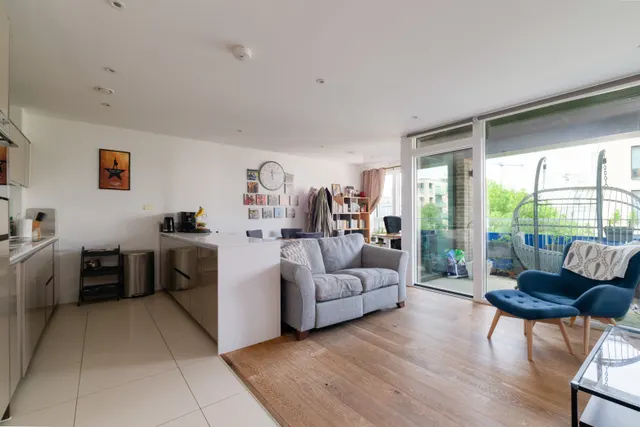 14 Peartree Way, London, SE10, photo 1