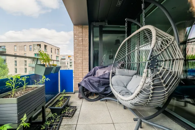 Photo 3 — 14 Peartree Way, London, SE10