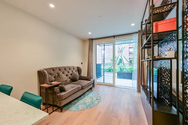 Photo 2 — Flat 104, Curlew House, London