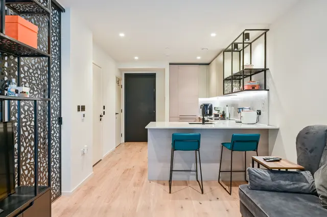 Photo 3 — Flat 104, Curlew House, London
