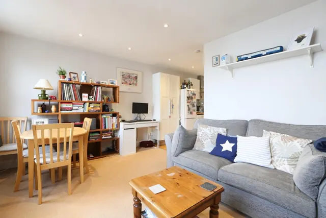 Wastdale Road, London, photo 1