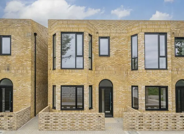 Bedfont Lane, Feltham, TW14, photo 1