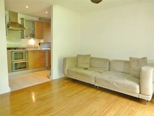 Gilbert White Close, Perivale, UB6, photo 1