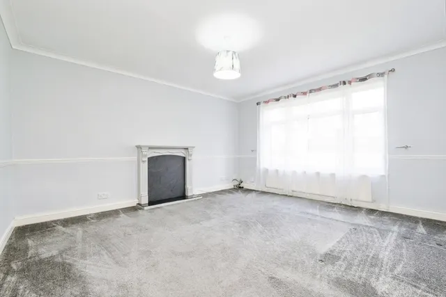 Photo 2 — Chigwell Road, Woodford Green, IG8