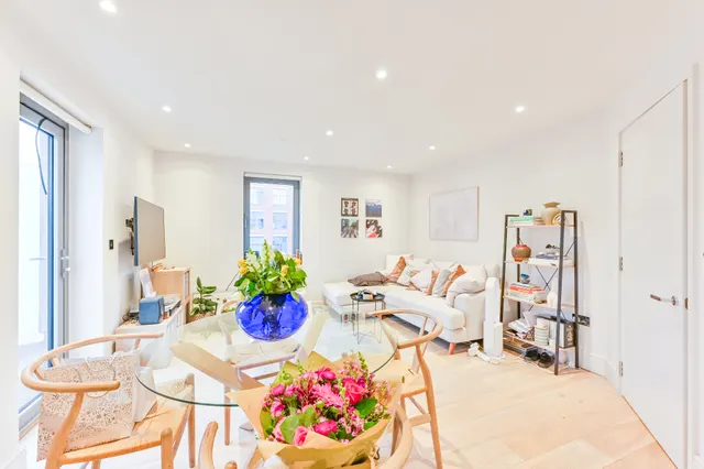 Photo 2 — Flat 6, 7 Hermes Street, London