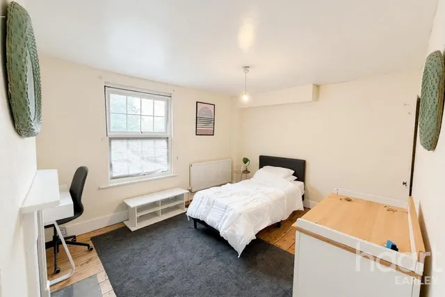 Howard Street, RG1, photo 2