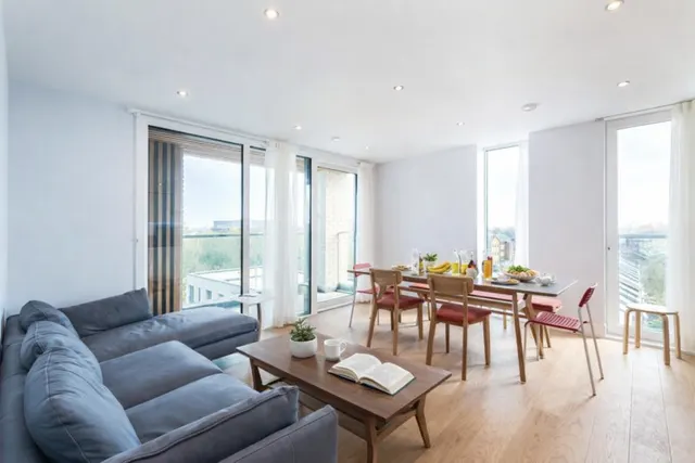 Chiswick High Road, Chiswick, W4, photo 1