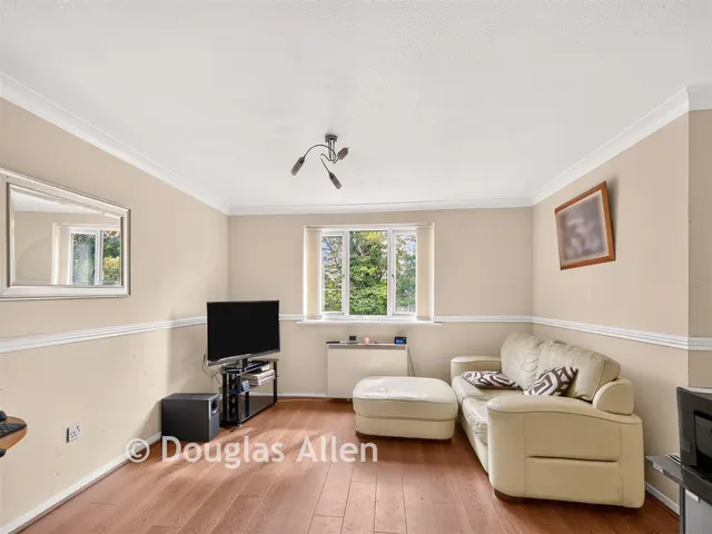 Overton Drive, Chadwell Heath, RM6, photo 3