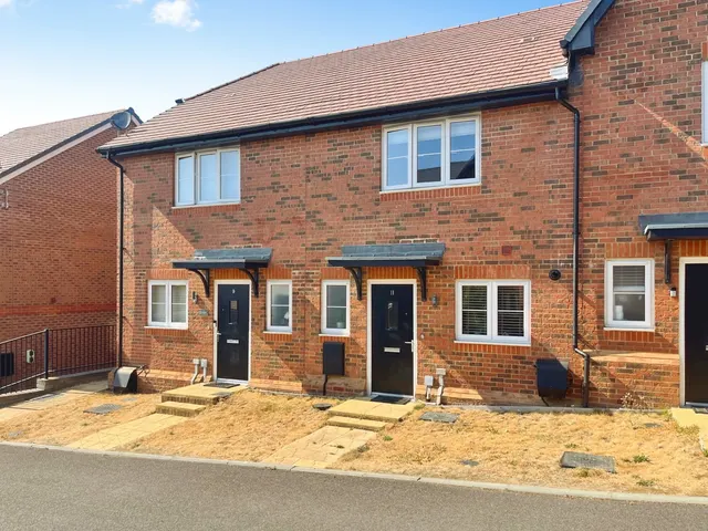 Cardwell Road, Farnham, Surrey, GU9 0FB, photo 1