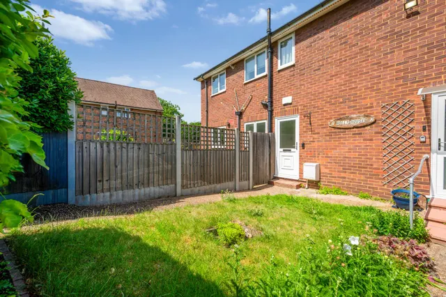 Brambles Close, TW7, photo 1