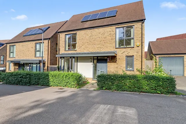 Charles Howell Drive, Coulsdon, CR5, photo 1