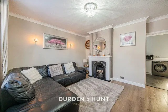 Wickford Drive, Harold Hill, RM3, photo 2