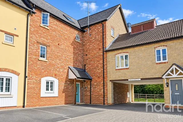 Maybold Crescent, Swindon, SN25, photo 1