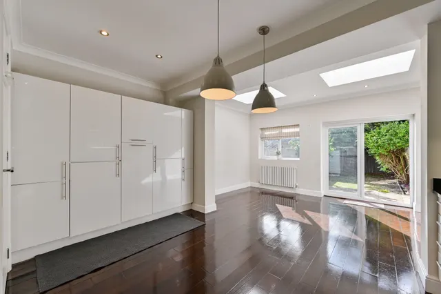 London, SW20, photo 2