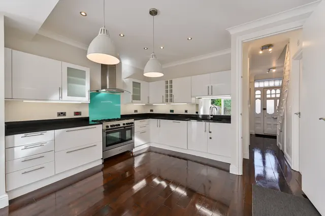 London, SW20, photo 3