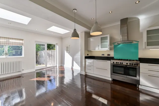 London, SW20, photo 1