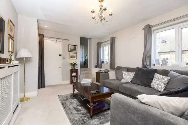 Hopton Road, SW16, photo 2